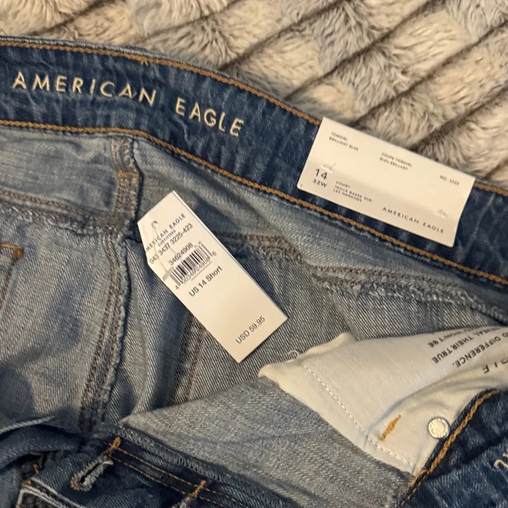 America eagle Tomgirl Distressed Jeans - Picture 6 of 6